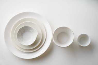 Beyaz arka plan üzerinde izole porselen tabak koleksiyonunu yakın çekim 