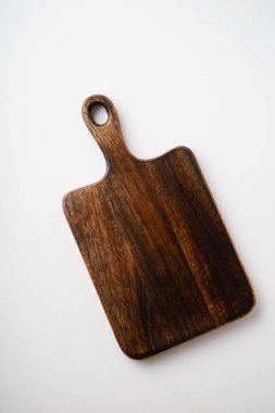 Beyaz arka plan üzerinde izole ahşap yapılmış tahta kesme yakın çekim 