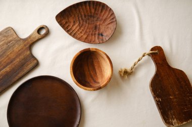 Ahşap kesme tahtaları plaka ve ıslak zeminde keten masa örtüsü, üstten görünüm