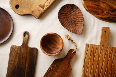 Ahşap kesme tahtaları plaka ve ıslak zeminde keten masa örtüsü, üstten görünüm