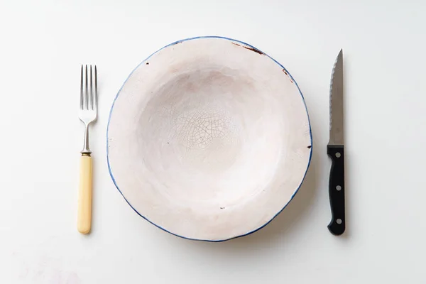 Ręcznie Robione Ceramiczne Pusty Talerz Nóż Widelec Białym Tle Białym — Zdjęcie stockowe