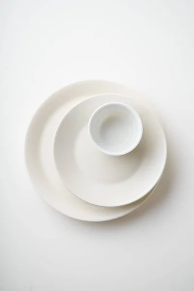 Stapel Leerer Porzellanteller Isoliert Auf Weißem Hintergrund Nahaufnahme — Stockfoto