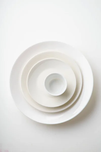 Conjunto Platos Porcelana Aislados Sobre Fondo Blanco Primer Plano — Foto de Stock