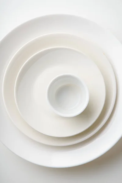 Ensemble Plats Porcelaine Isolés Sur Fond Blanc Gros Plan — Photo