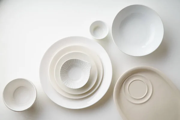 Ensemble Plats Porcelaine Isolés Sur Fond Blanc Gros Plan — Photo