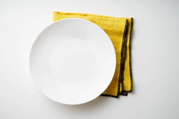 White Empty Plate Yellow Textile Napkin Isolated White Background Close — Stock Photo, Image