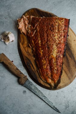 Biber ahşap kesme tahtası metal yüzeyi Tarih ile somon füme 