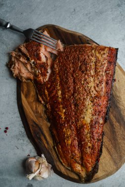 Biber ahşap kesme tahtası metal yüzeyi Tarih ile somon füme 