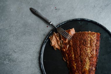 Biber siyah taş kaplama metal yüzeyi Tarih ile somon füme