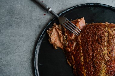 Biber siyah taş kaplama metal yüzeyi Tarih ile somon füme