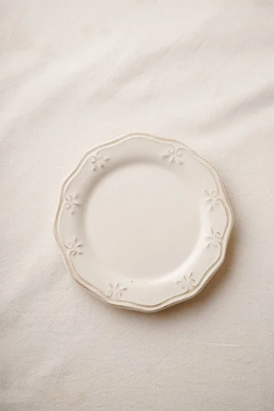 Placa Porcelana Vintage Vacía Mantel Lino Concepto Materiales Naturales — Foto de Stock