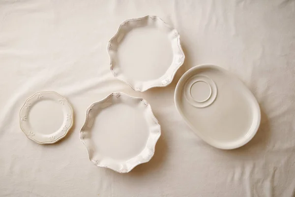 Placas Porcelana Sobre Mantel Lino Concepto Materiales Naturales — Foto de Stock