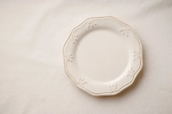 Pusty Vintage Porcelanowy Talerz Obrus Lniany Koncepcja Naturalnych Materiałów — Zdjęcie stockowe