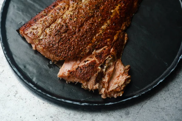 Salmón Ahumado Con Pimienta Placa Piedra Negra Sobre Superficie Metálica — Foto de Stock