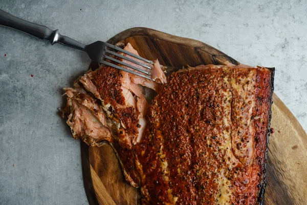 Salmón Ahumado Con Pimienta Sobre Tabla Cortar Madera Sobre Superficie — Foto de Stock