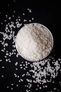 Arborio pirinç siyah arka plan üzerine metalik teneke içinde. Üstten görünüm