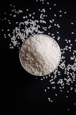 Arborio pirinç siyah arka plan üzerine metalik teneke içinde. Üstten görünüm