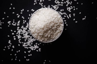 Arborio pirinç siyah arka plan üzerine metalik teneke içinde. Üstten görünüm