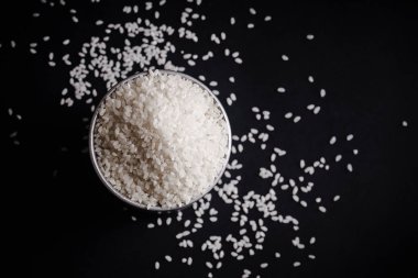 Arborio pirinç siyah arka plan üzerine metalik teneke içinde. Üstten görünüm