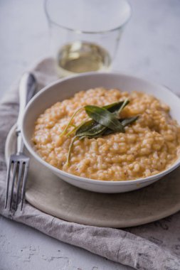 Kabak risotto parmesan ve adaçayı ile kadeh beyaz şarap ile görev yaptı.