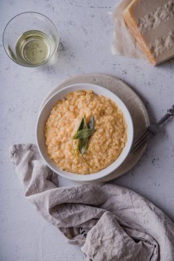 Kabak risotto parmesan ve adaçayı ile kadeh beyaz şarap ile görev yaptı.