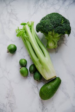 avokado ve brokoli feijoa mermer yüzeyi ile kereviz 