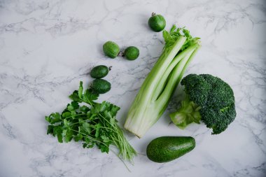 avokado ve brokoli feijoa mermer yüzeyi ile kereviz 