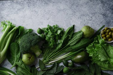 Taze meyve sebze ve Yeşiller kavramı yeme sağlıklı beton dokulu arka plan üzerinde 