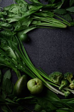 Yeşillik ve meyve karanlık beton zemin, tek renkli fikri üzerine taze yeşil sebze