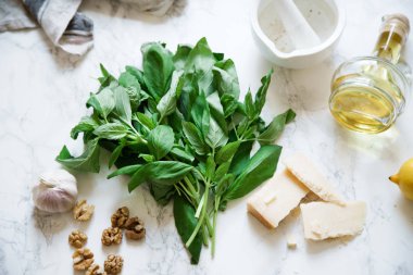 fesleğen pesto malzemeler mermer zemin üzerine bileşimi. Üstten görünüm 