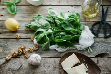 Fesleğen pesto malzemeler ahşap arka plan, üstten görünüm 