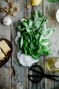 Fesleğen pesto malzemeler ahşap arka plan, üstten görünüm 