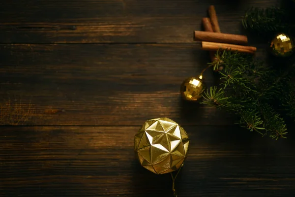 Ramo Abeto Natal Com Decorações Douradas Paus Canela Fundo Madeira — Fotografia de Stock