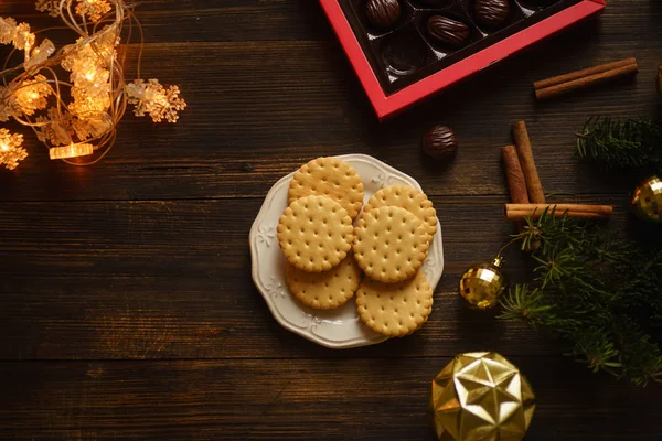 圣诞电器花环饼干和金色装饰与肉桂棒 — 图库照片