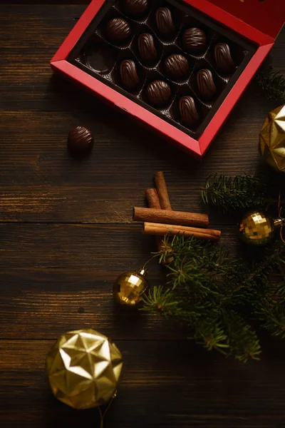 Ramo Abeto Natal Com Caixa Doces Decorações Douradas Com Paus — Fotografia de Stock