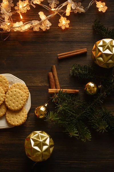 Guirlanda Elétrica Natal Com Biscoitos Decorações Douradas Com Paus Canela — Fotografia de Stock