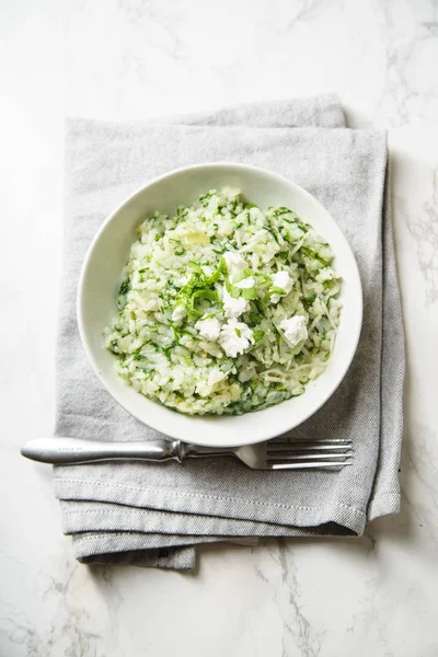 Risoto Espinafre Com Garfo Guardanapo Sobre Fundo Mármore — Fotografia de Stock