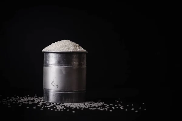 Arroz Arborio Lata Metálica Sobre Fondo Negro — Foto de Stock