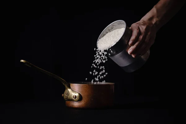 Mão Feminina Derramando Arroz Arborio Para Panela Cobre Para Ferver — Fotografia de Stock