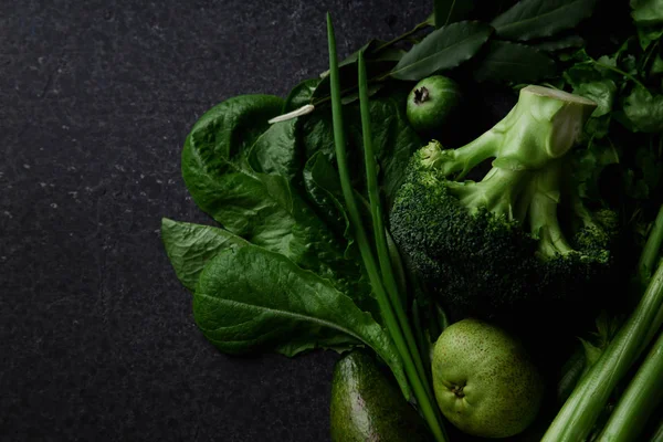 Verduras Verdes Frescas Con Verduras Frutas Sobre Fondo Hormigón Oscuro —  Fotos de Stock