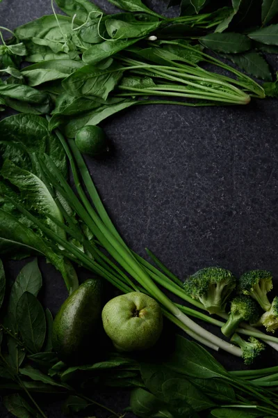 Frisches Grünes Gemüse Mit Gemüse Und Früchten Auf Dunklem Betongrund — Stockfoto