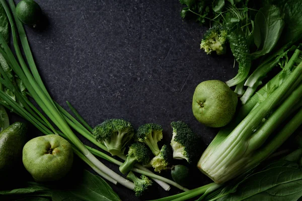 Verduras Verdes Frescas Con Verduras Frutas Sobre Fondo Hormigón Oscuro —  Fotos de Stock