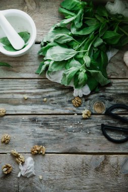 Fesleğen pesto malzemeler ahşap arka plan, üstten görünüm 