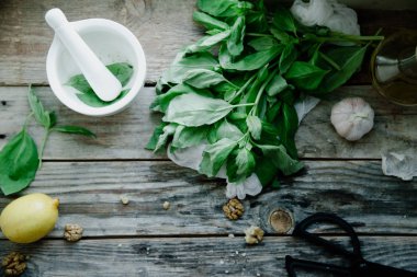 Fesleğen pesto malzemeler ahşap arka plan, üstten görünüm 