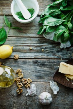 Fesleğen pesto malzemeler ahşap arka plan, üstten görünüm 