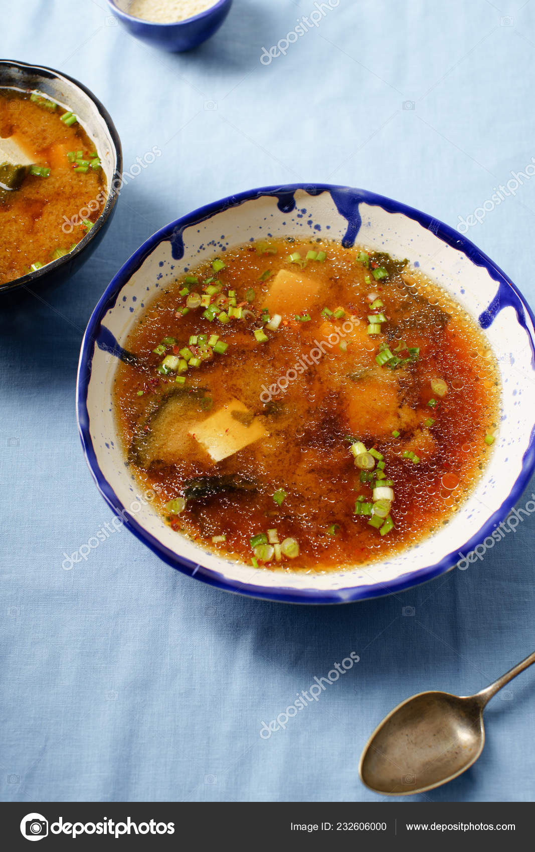 豆腐とわかめの味噌スープ ネギと唐辛子海苔フレーク丼 ストック写真 C Asinskki
