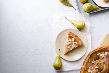 haşlanmış armut ve badem frangipane ile tart dilim 