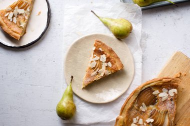 haşlanmış armut ve badem frangipane plakaları ile tart dilim