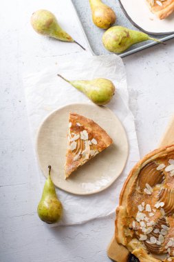 haşlanmış armut ve badem frangipane ile tart dilim 