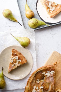 haşlanmış armut ve badem frangipane plakaları ile tart dilim